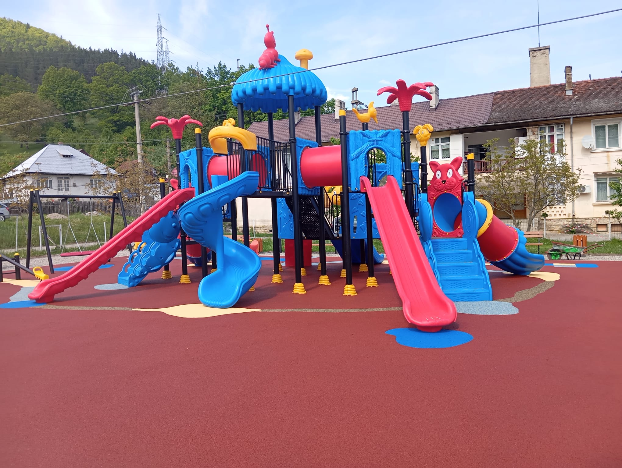 Loc de joaca pentru copii cu paviment din tartan turnat