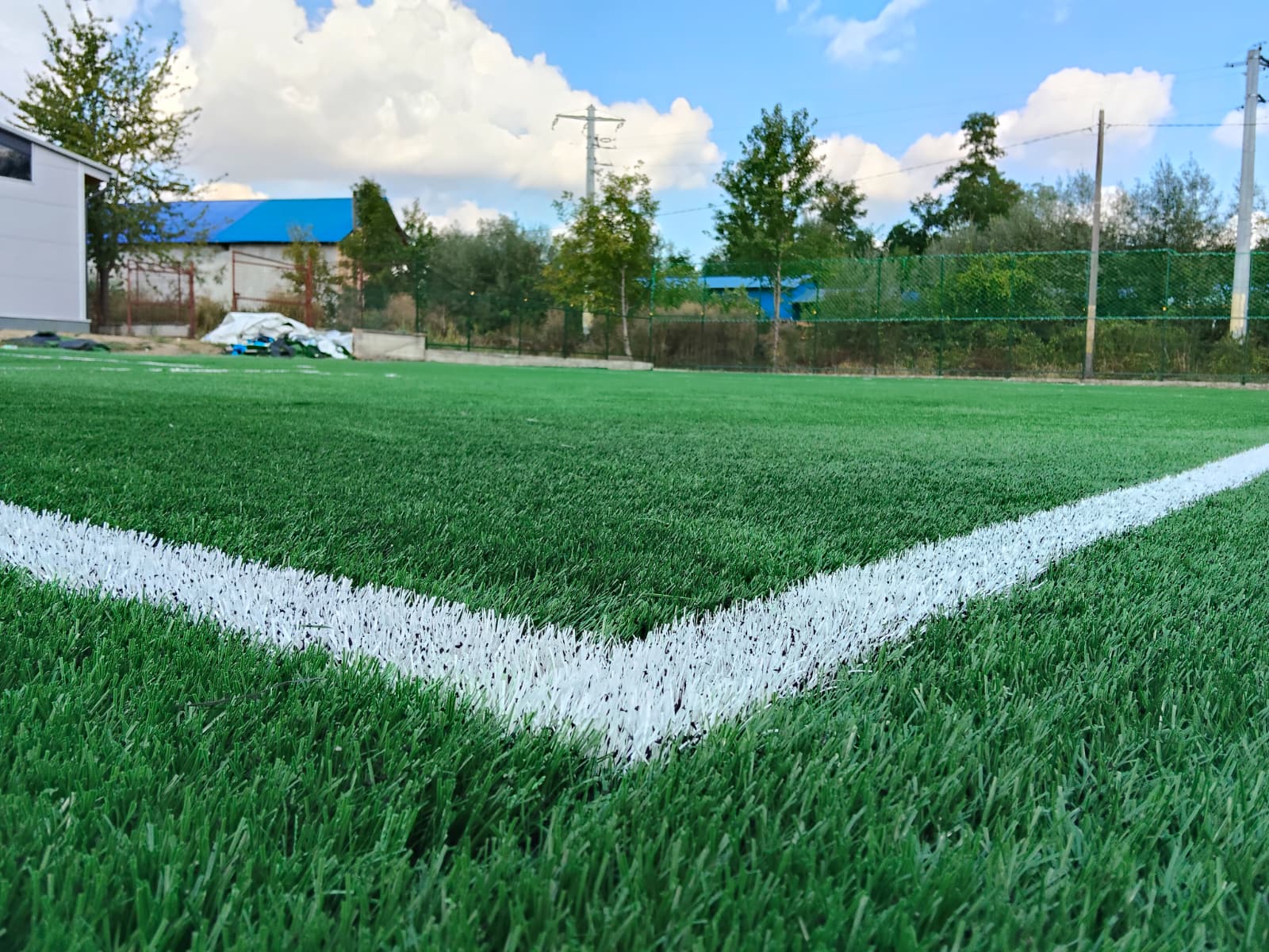 Reabilitare TEREN DE SPORT cu gazon sintetic si tribuna spectatori