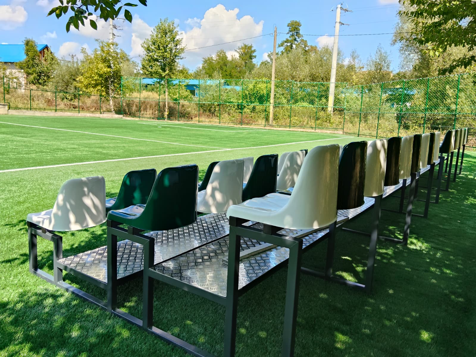 Reabilitare TEREN DE SPORT cu gazon sintetic si tribuna spectatori