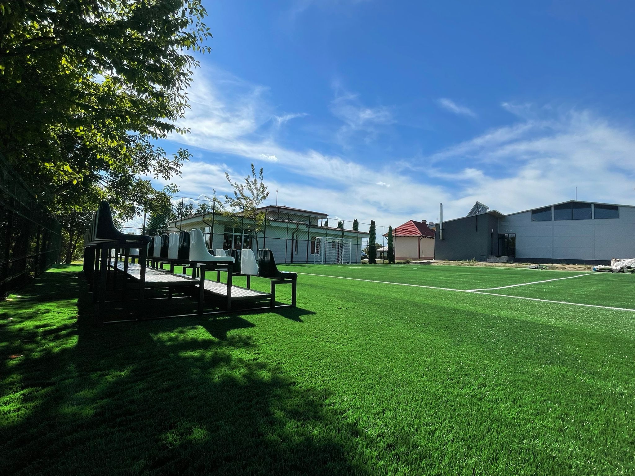 Reabilitare TEREN DE SPORT cu gazon sintetic si tribuna spectatori