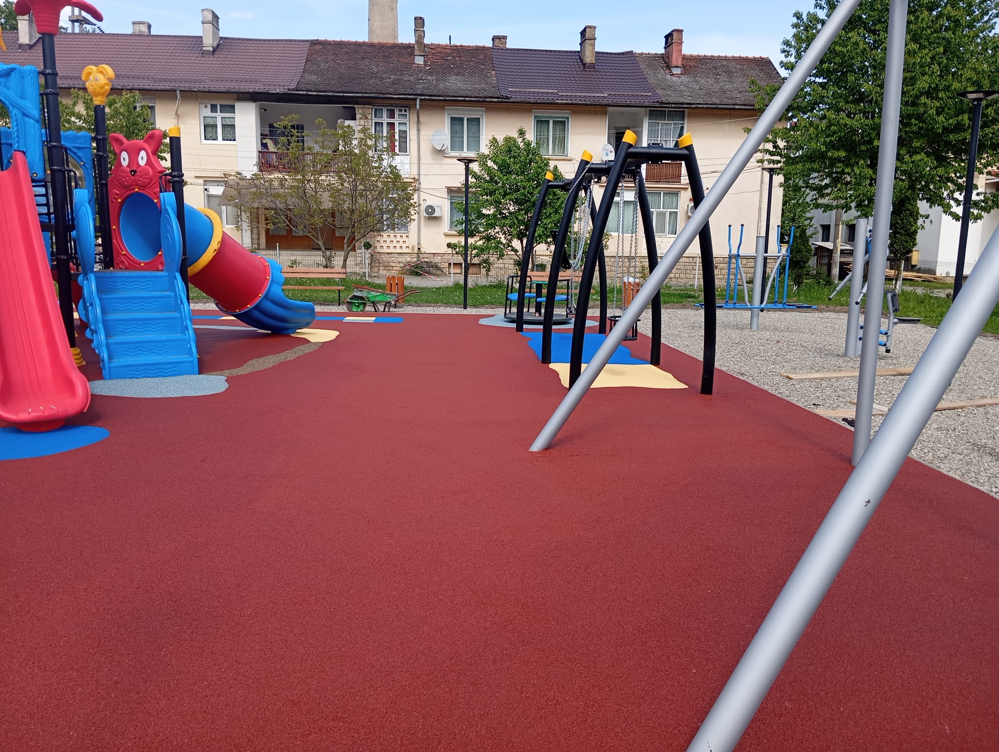 Loc de joaca pentru copii cu paviment din tartan turnat
