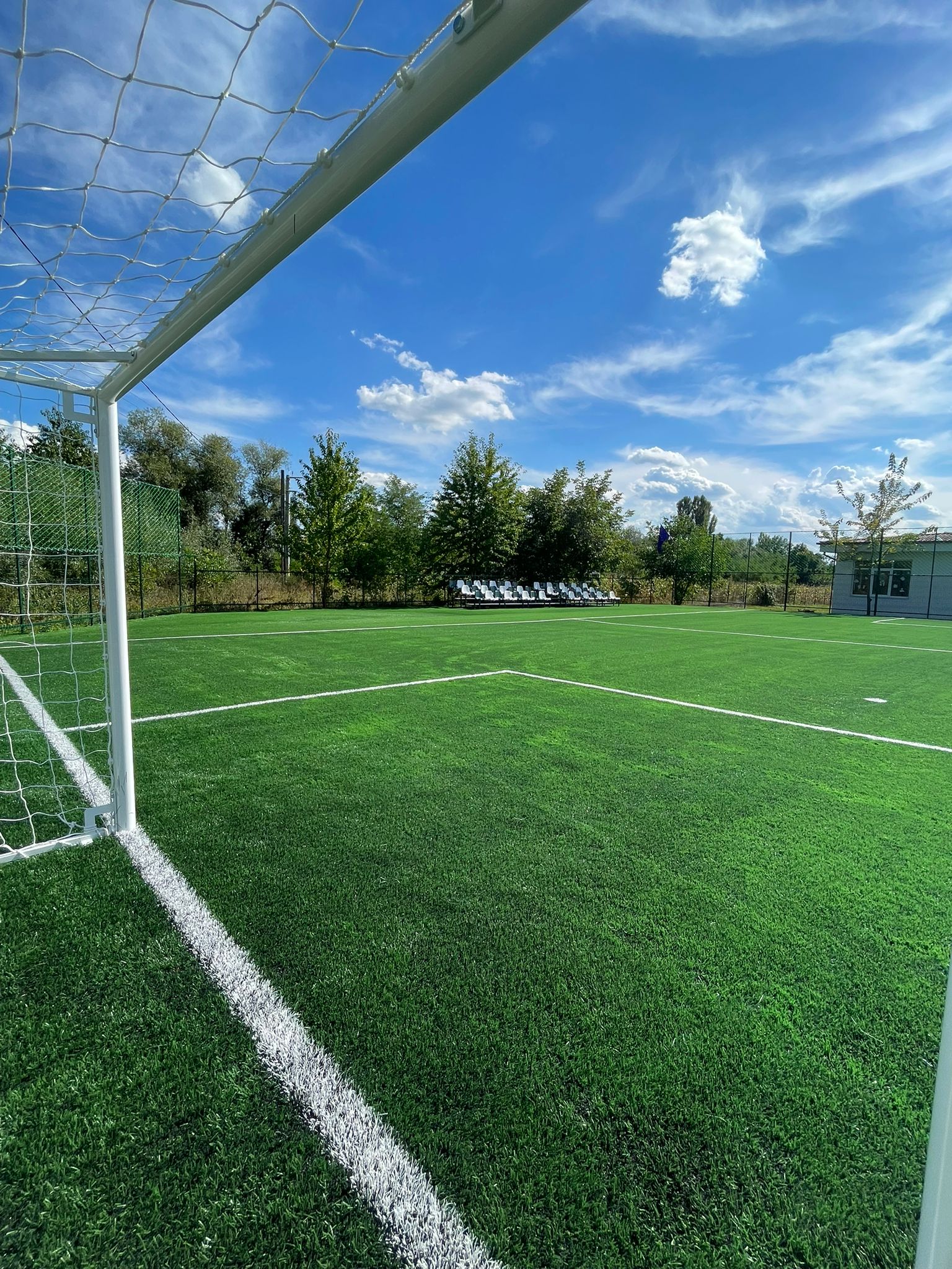 Reabilitare TEREN DE SPORT cu gazon sintetic si tribuna spectatori