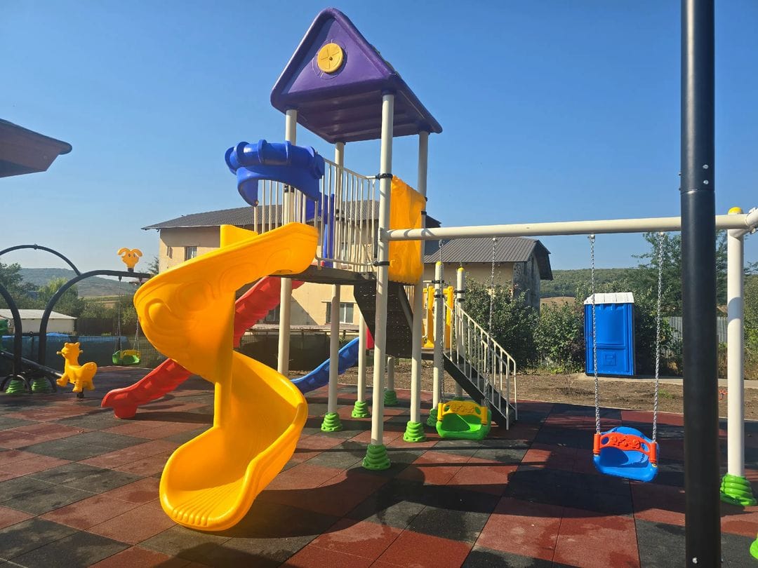 Parc de agrement cu locuri de joaca pentru copii
