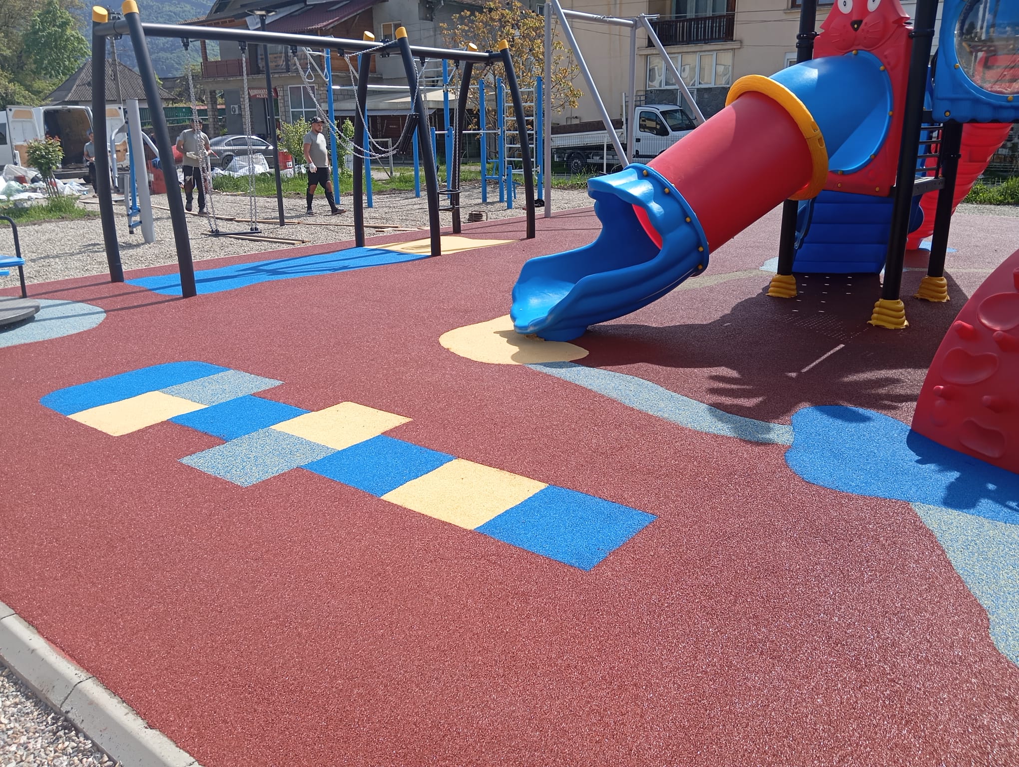 Loc de joaca pentru copii cu paviment din tartan turnat