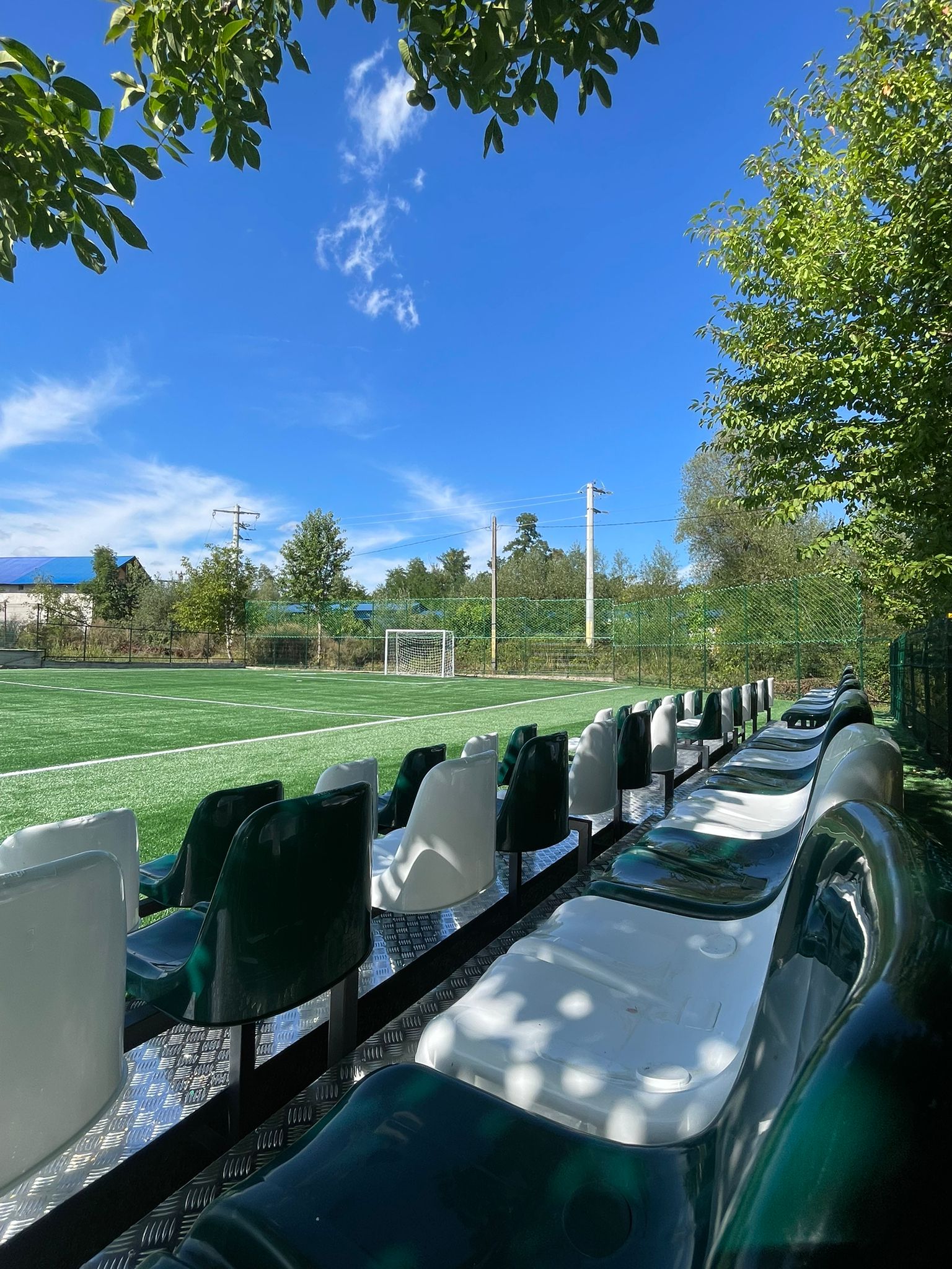 Reabilitare TEREN DE SPORT cu gazon sintetic si tribuna spectatori