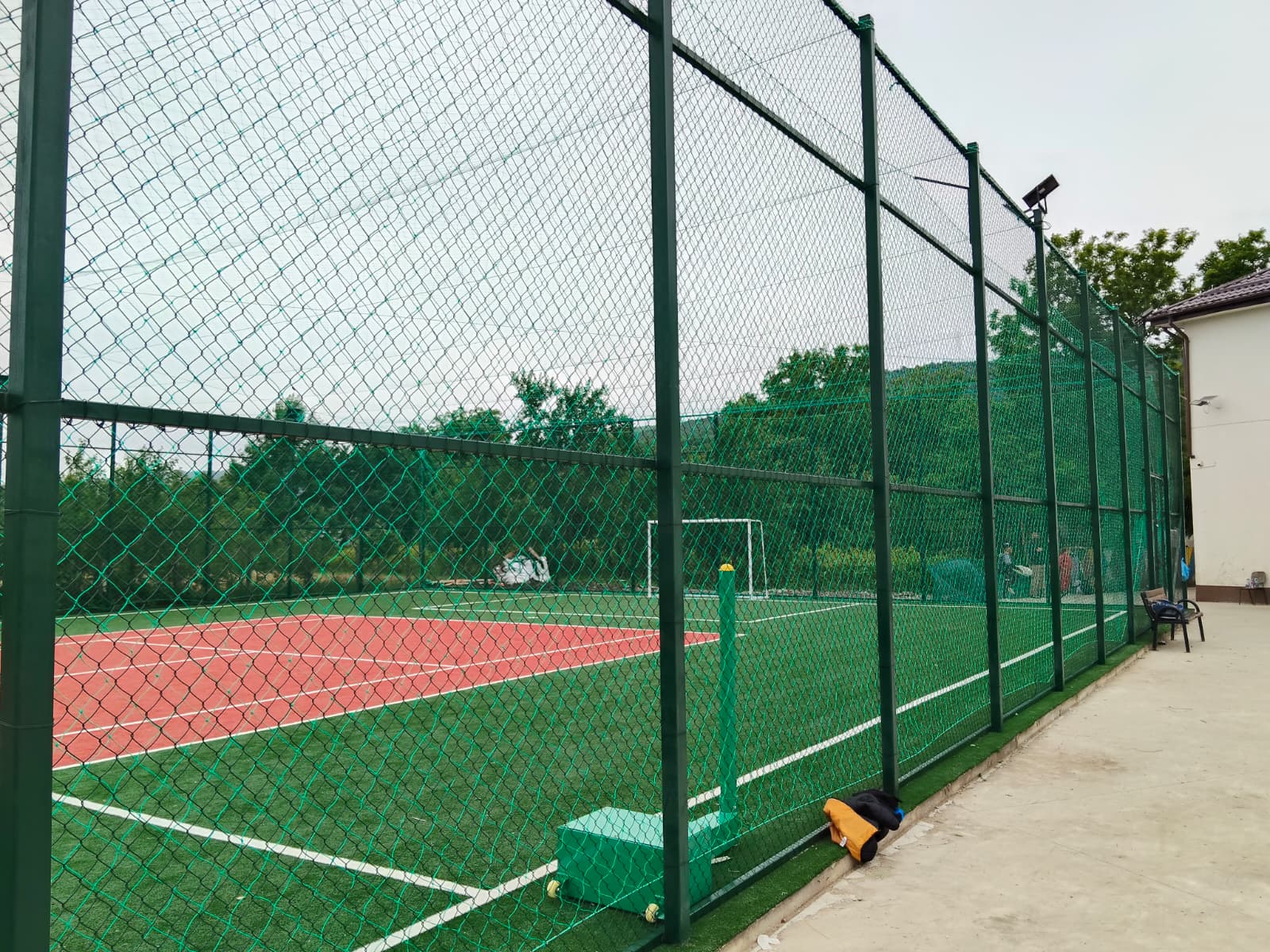 Teren multisport cu gazon sintetic 42x22