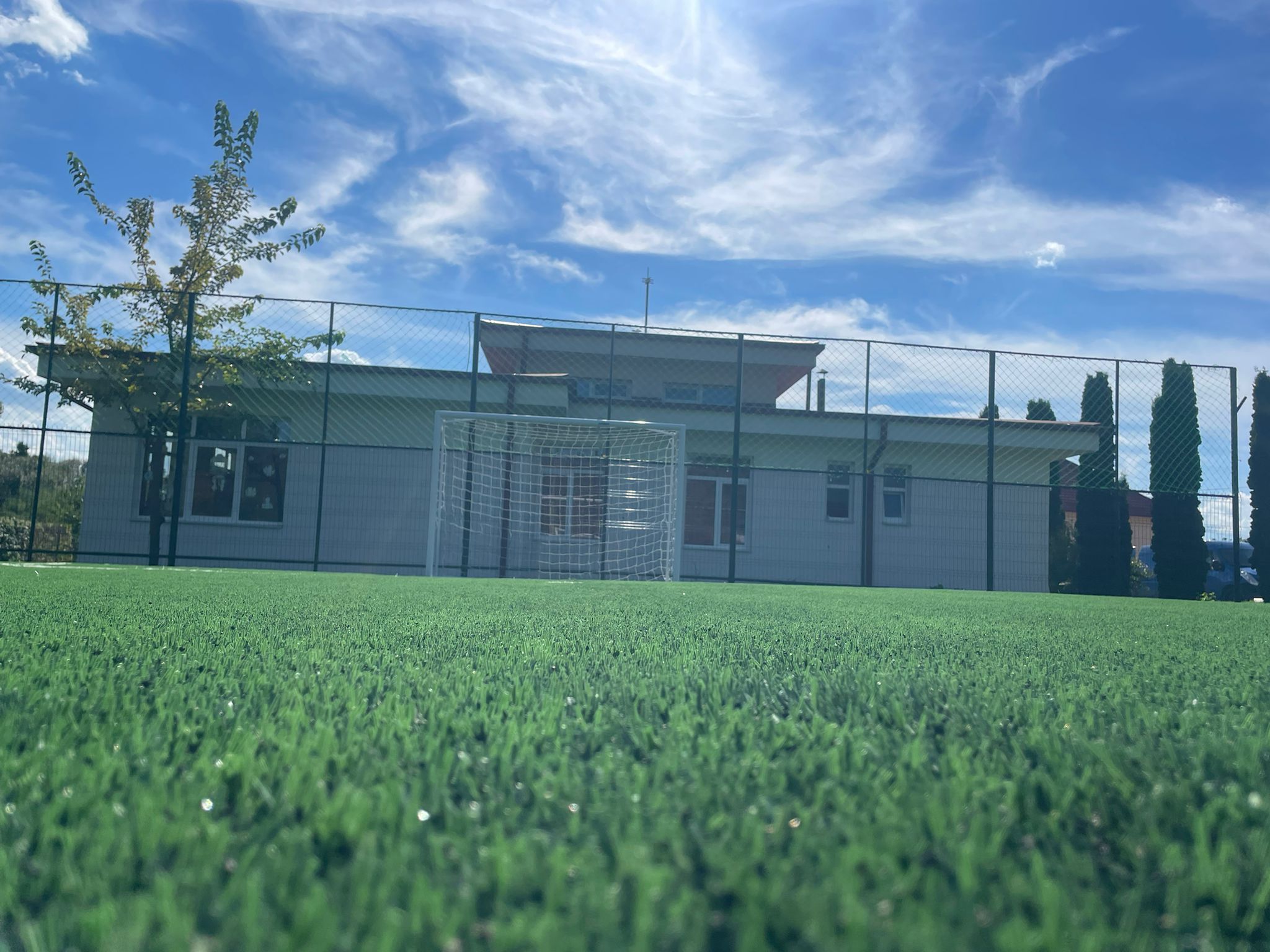 Reabilitare TEREN DE SPORT cu gazon sintetic si tribuna spectatori