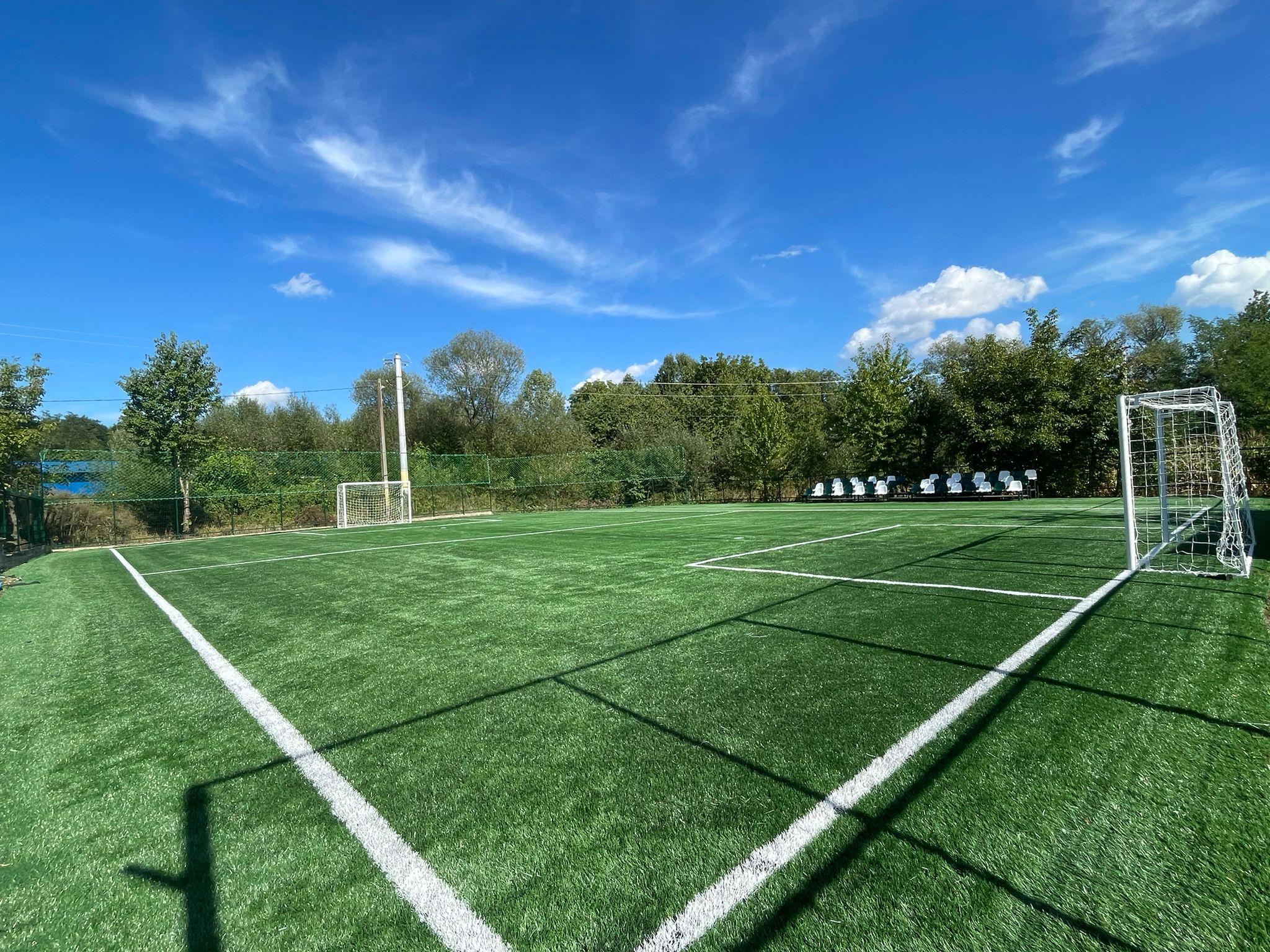 Reabilitare TEREN DE SPORT cu gazon sintetic si tribuna spectatori