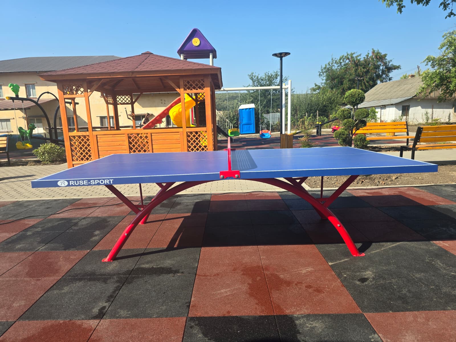 Parc de agrement cu locuri de joaca pentru copii