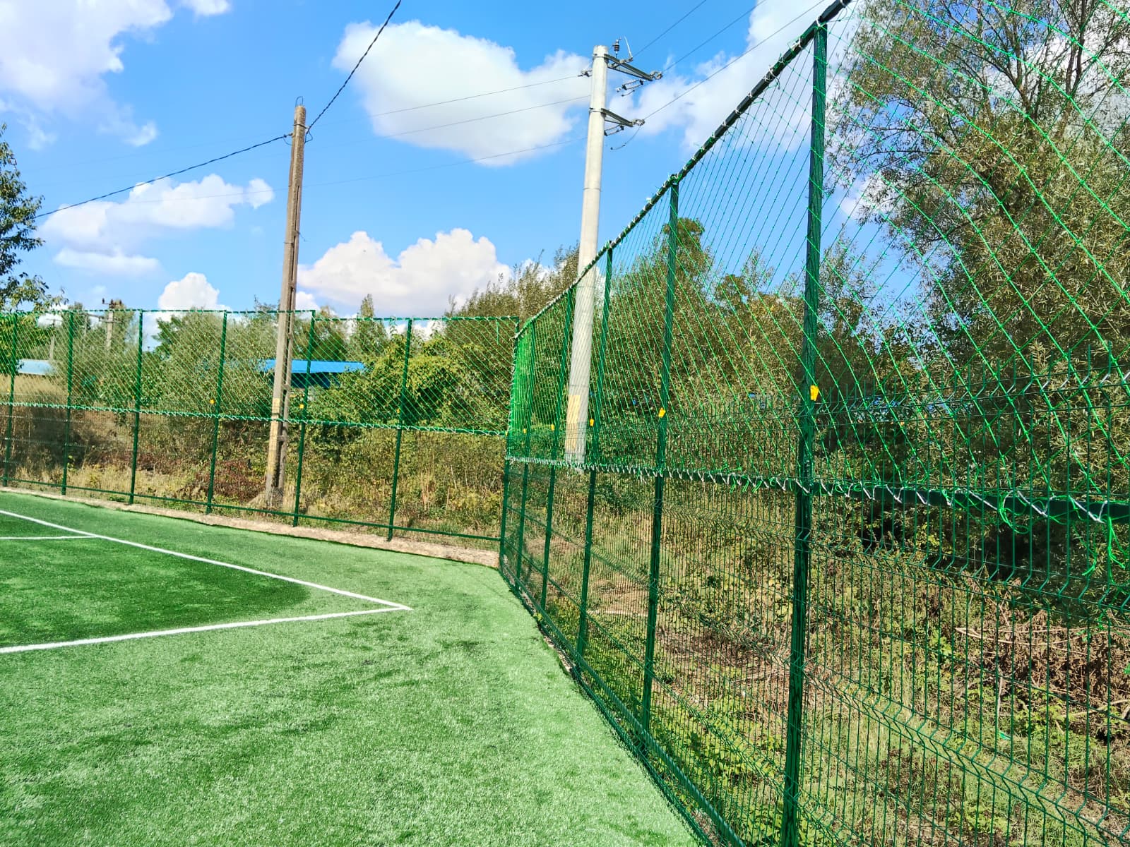 Reabilitare TEREN DE SPORT cu gazon sintetic si tribuna spectatori