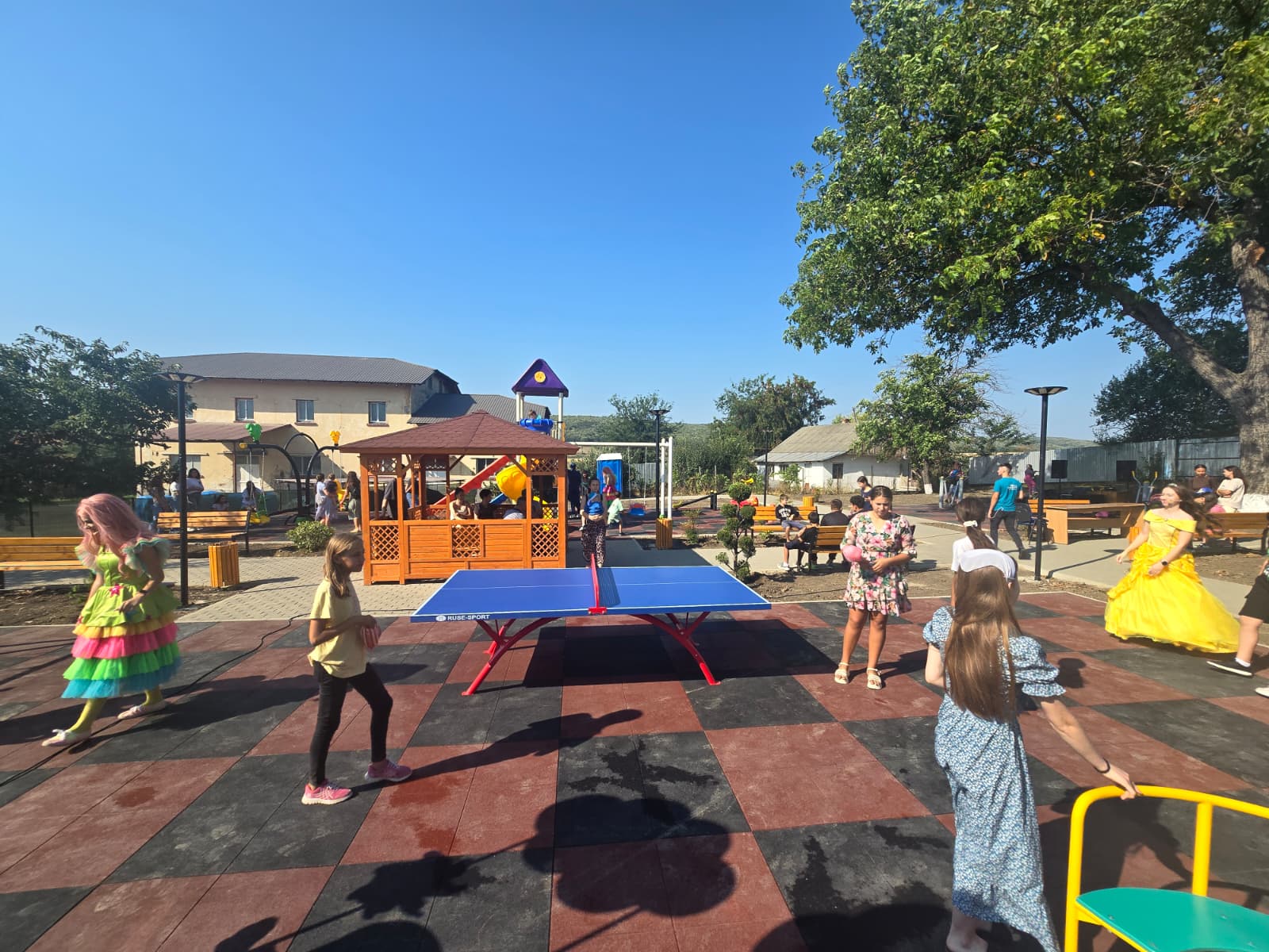 Parc de agrement cu locuri de joaca pentru copii