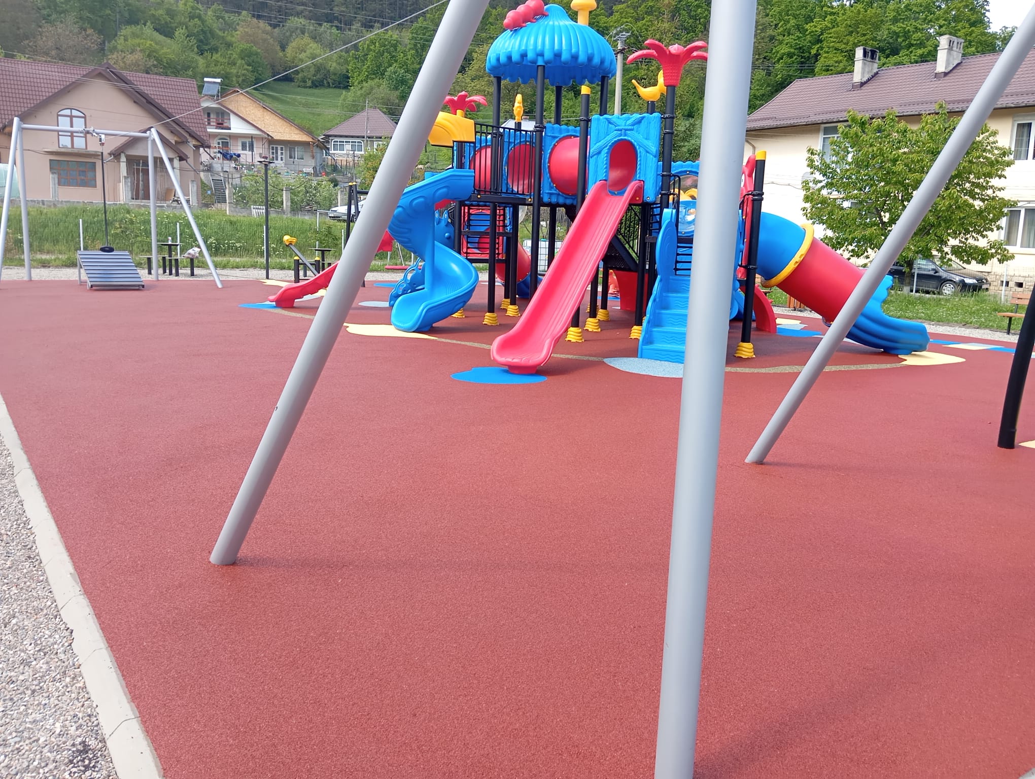Loc de joaca pentru copii cu paviment din tartan turnat