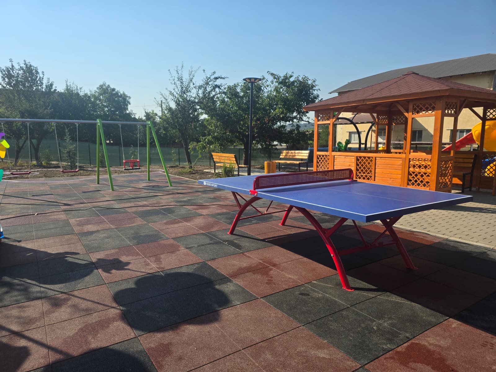 Parc de agrement cu locuri de joaca pentru copii