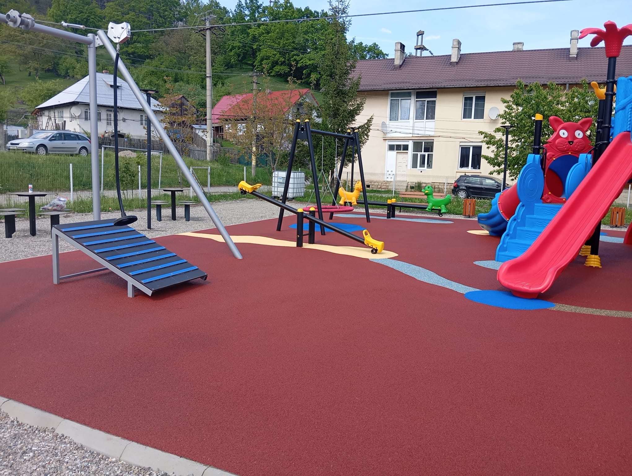 Loc de joaca pentru copii cu paviment din tartan turnat
