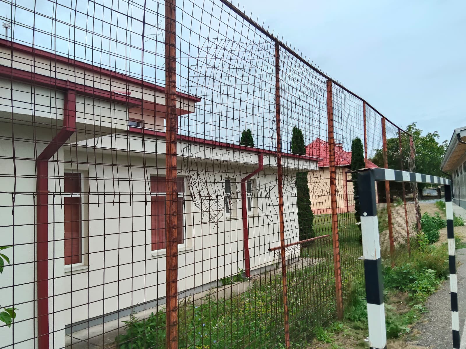 Reabilitare TEREN DE SPORT cu gazon sintetic si tribuna spectatori