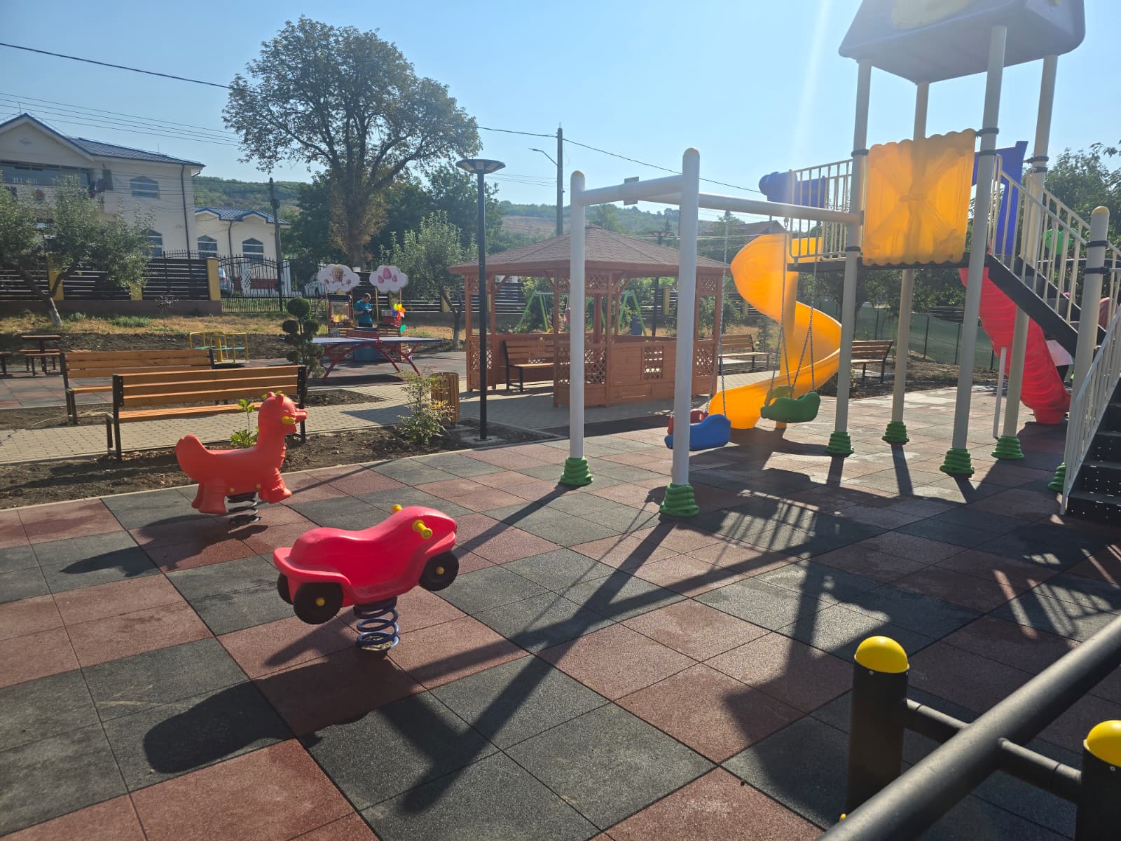 Parc de agrement cu locuri de joaca pentru copii