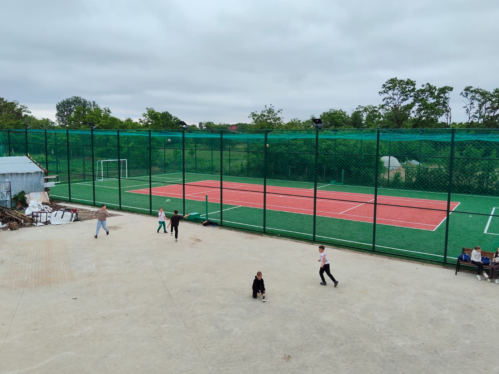 Teren multisport cu gazon sintetic 42x22